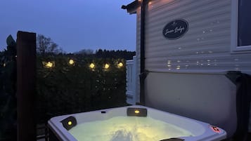Cottage | Outdoor spa tub
