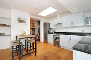 Cottage | Private kitchen | Fridge, dishwasher, cookware/dishes/utensils