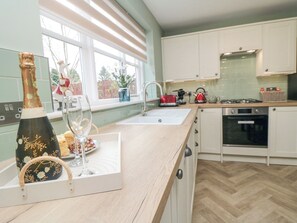 Fridge, electric kettle, cookware/dishes/utensils - Glenrae (Pickering)