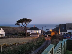 Una carretera costera que lleva a casas con vistas al mar.