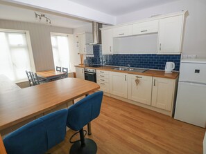 Réfrigérateur, lave-vaisselle, bouilloire électrique, grille-pain