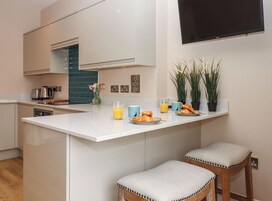 Refrigerador, tetera/pava eléctrica, utensilios de cocina