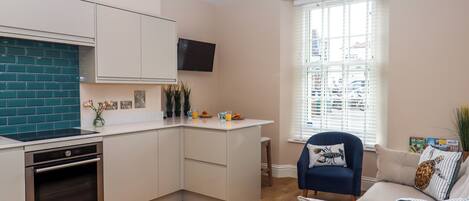 Refrigerador, tetera eléctrica y utensilios de cocina