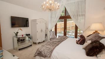 4 bedrooms, individually decorated, individually furnished, free WiFi