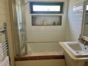 Cottage | Bathroom - The Cow Shed (Wadebridge)