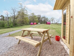 Cottage | Outdoor dining - Pod 2 (Saint Asaph)