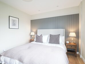 2 svefnherbergi, sérhannaðar innréttingar, sérvalin húsgögn