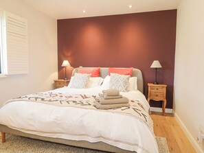 2 kamar tidur dan didekorasi berbeda-beda