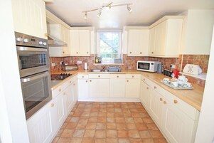 Frigorífico, lavavajillas, hervidor eléctrico y tostadora