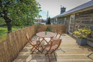 Outdoor dining - Treetops Flat (Porthmadog)