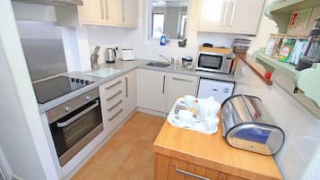 Fridge, dishwasher, cookware/dishes/utensils