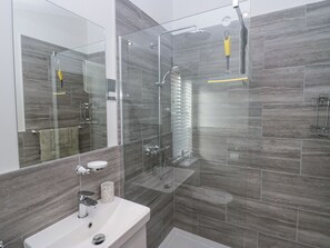 Shower - Swifts Reach Lodge (Windermere)