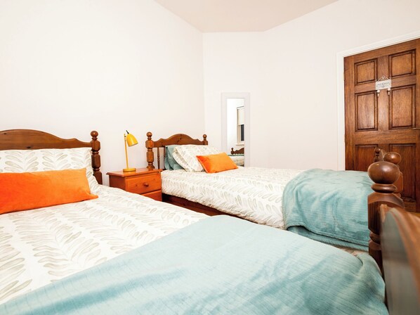 3 dormitorios, decoración individual, mobiliario individual