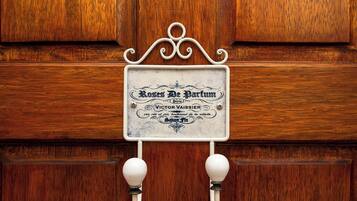 A wooden door with a vintage sign that reads "Roses De Partum" and "Victor Vaissier."