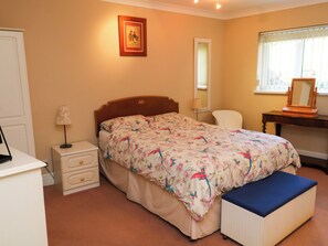1 Schlafzimmer, individuell dekoriert, individuell eingerichtet