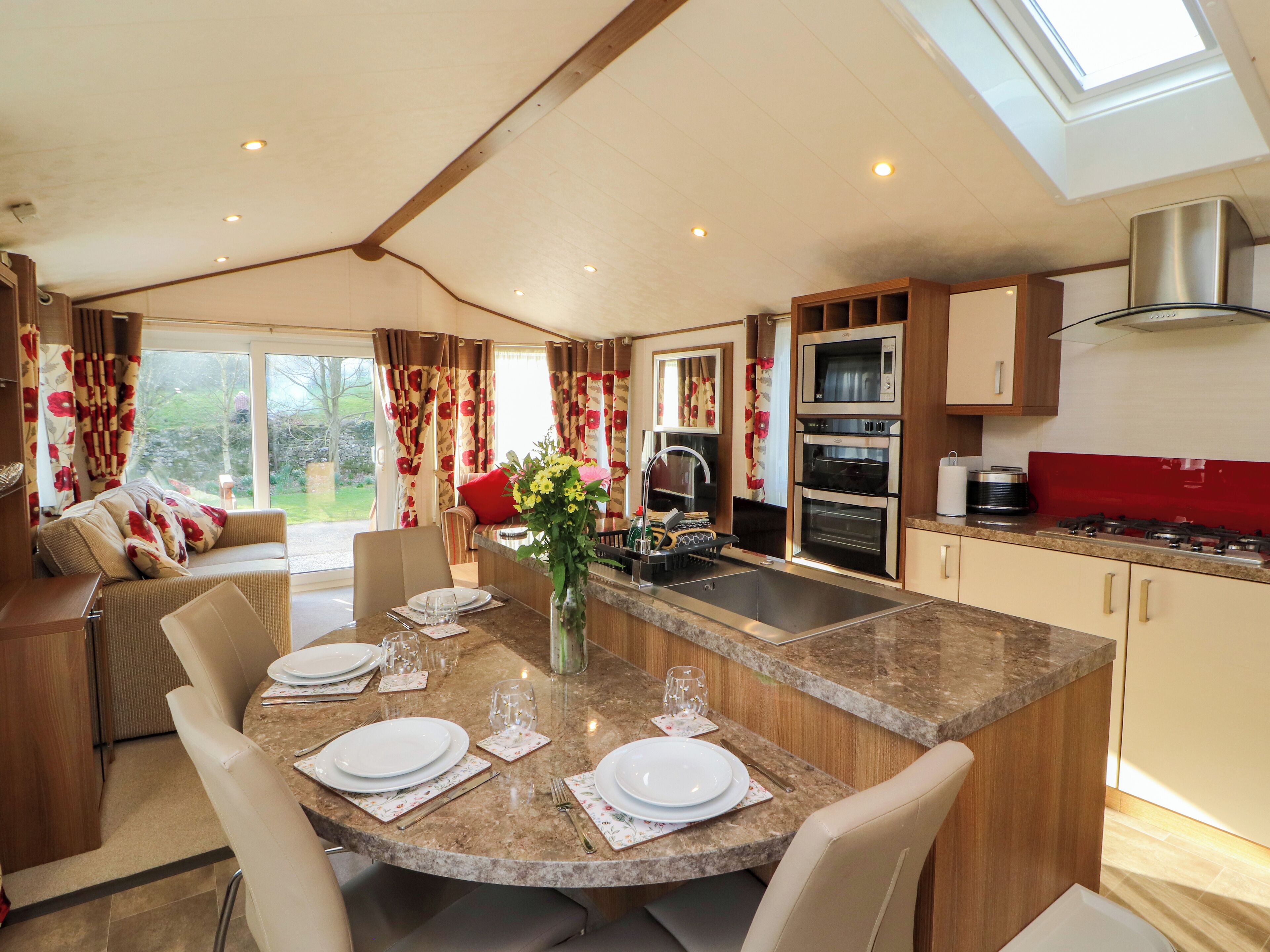 Lave-vaisselle, batterie de cuisine, vaisselle et ustensiles