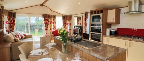 Lave-vaisselle, batterie de cuisine, vaisselle et ustensiles