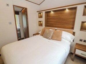 2 makuuhuonetta, yksilöllisesti sisustettu, yksilöllisesti kalustettu