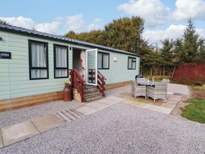 Outdoor dining - Lodge 4 (Carnforth)