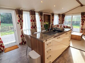 Astianpesukone, keittoastiat/astiat/ruokailuvälineet