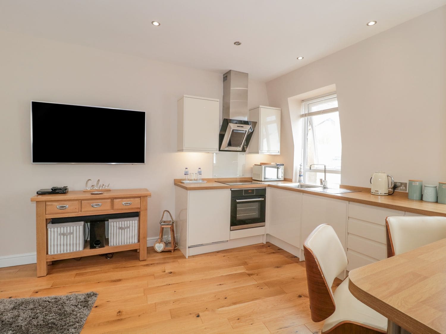 Kühlschrank, Wasserkocher, Toaster, Kochgeschirr/Geschirr/Besteck