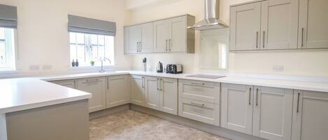 Lave-vaisselle, batterie de cuisine, vaisselle et ustensiles