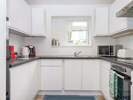 Refrigerador, lavavajillas, tetera/pava eléctrica, tostadora