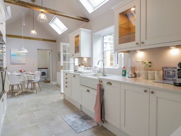 Jääkaappi, astianpesukone, vedenkeitin, leivänpaahdin