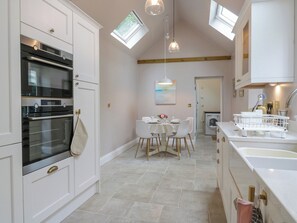 Jääkaappi, astianpesukone, vedenkeitin, leivänpaahdin