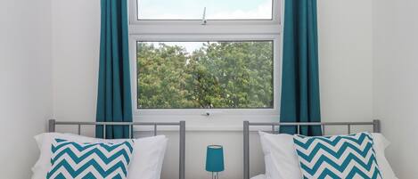 2 kamar tidur dan didekorasi berbeda-beda