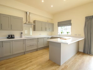 Dishwasher, cookware/dishes/utensils - Chepstow Cottage (Oswestry)