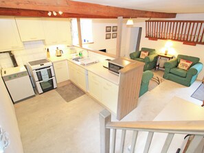 Fridge, electric kettle, toaster, cookware/dishes/utensils - Y Stabl (Llanbedr)