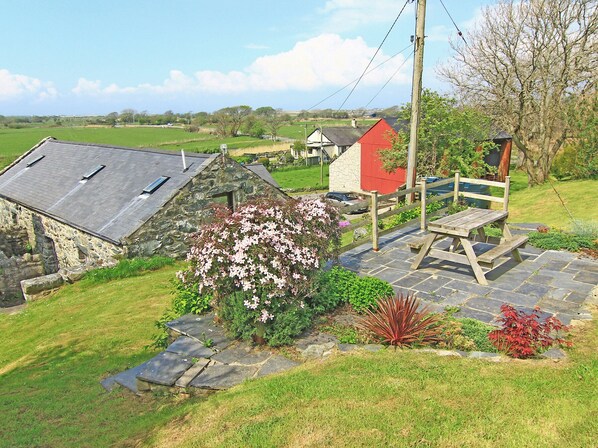 Outdoor dining - Y Stabl (Llanbedr)