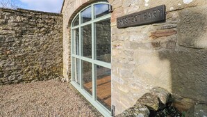 Un bâtiment en pierre sur lequel on peut lire l’inscription : « PROSPECT FARM ».
