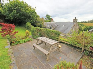 Outdoor dining - The Farmhouse (Llanbedr)