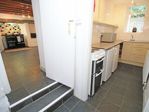 Geladeira, lava-louças, chaleira elétrica, torradeira