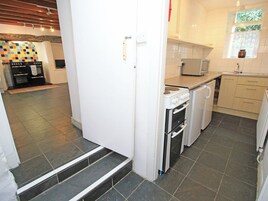 Frigorífico, lavavajillas, hervidor eléctrico y tostadora