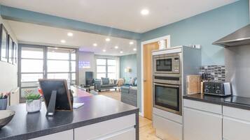 Cottage | Private kitchen | Dishwasher, cookware/dishes/utensils