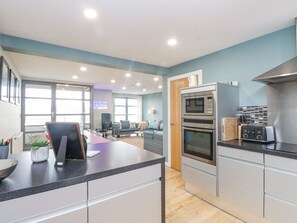 Cottage | Private kitchen | Dishwasher, cookware/dishes/utensils - 2 The Quay (Pentraeth)