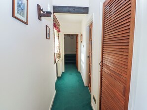 Interior - Bizzie Lizzie (Wooler)