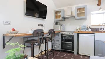 Cottage | Private kitchen | Fridge, microwave, toaster, cookware/dishes/utensils