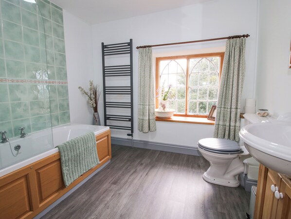 Une salle de bain avec une baignoire, des toilettes et un lavabo.
