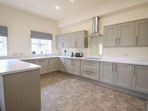 Lave-vaisselle, batterie de cuisine, vaisselle et ustensiles