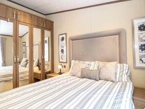 2 quartos, individualmente decorados, individualmente mobiliados