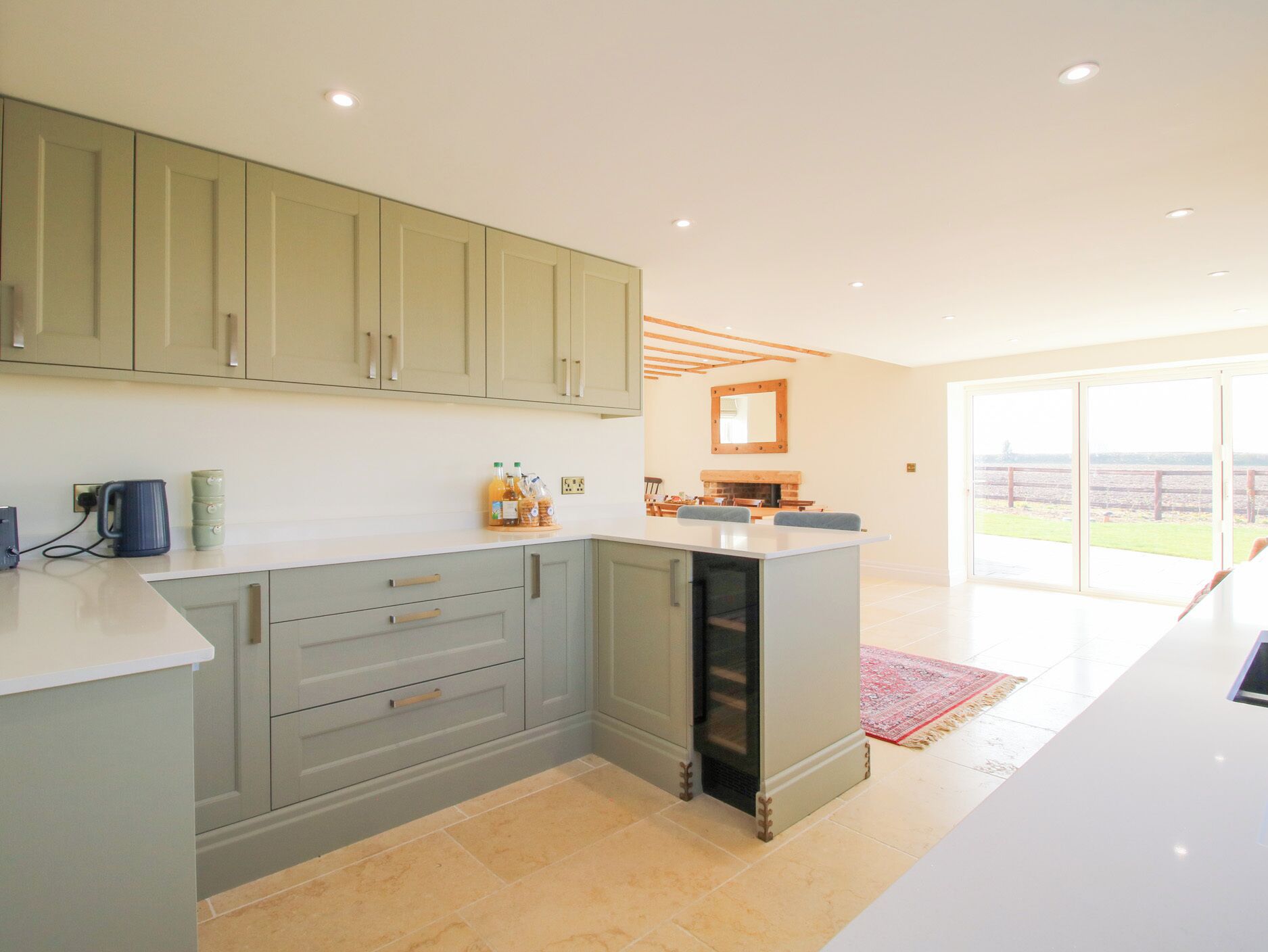 Køleskab, opvaskemaskine, elkedel, køkkentøj/tallerkener/redskaber