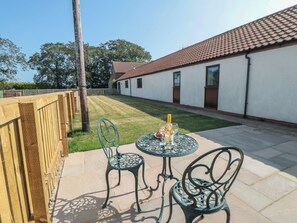 Outdoor dining - Curlew Cottage (Filey)