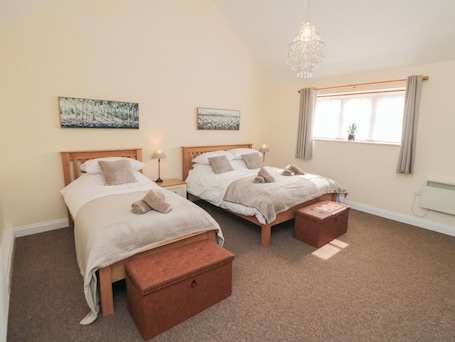 2 bedrooms, individually decorated, individually furnished, free WiFi. Curlew Cottage