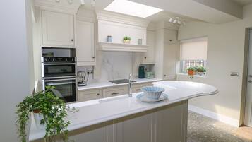 Een vaatwasser, een broodrooster, kookgerei, borden en bestek