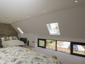 2 bedrooms, individually decorated, individually furnished, free WiFi - The Hay Barn (Gloucester)