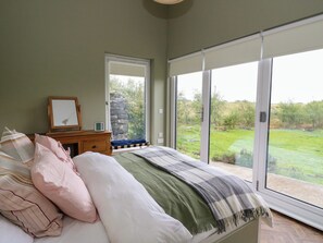 2 kamar tidur dan didekorasi berbeda-beda